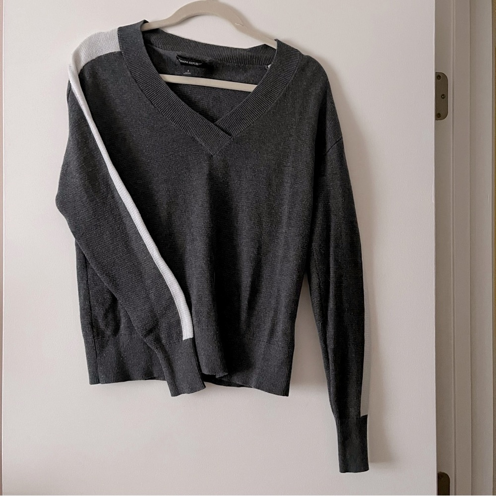 Banana Republic Grey V Neck Sweater with White Stripe Size Small